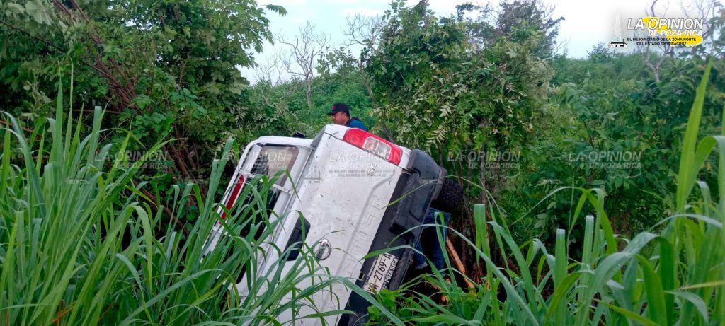 Vuelca camioneta y la dejan abandonada