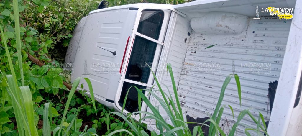 Vuelca camioneta y la dejan abandonada