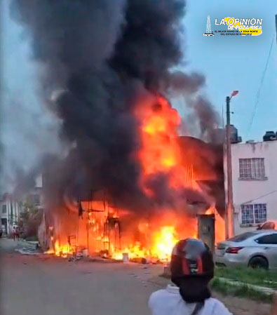 Voraz incendio arrasa vivienda y deja daños materiales