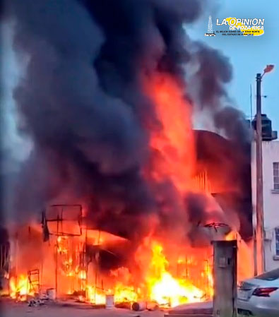 Voraz incendio arrasa vivienda y deja daños materiales