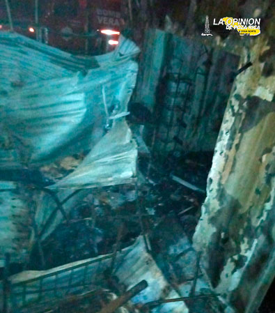 Voraz incendio arrasa vivienda y deja daños materiales