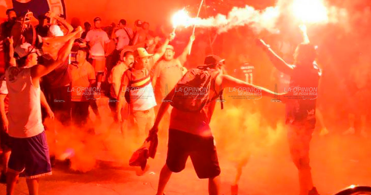 Caravana de la barra de Tiburones Rojos en apoyo al Águila de Veracruz