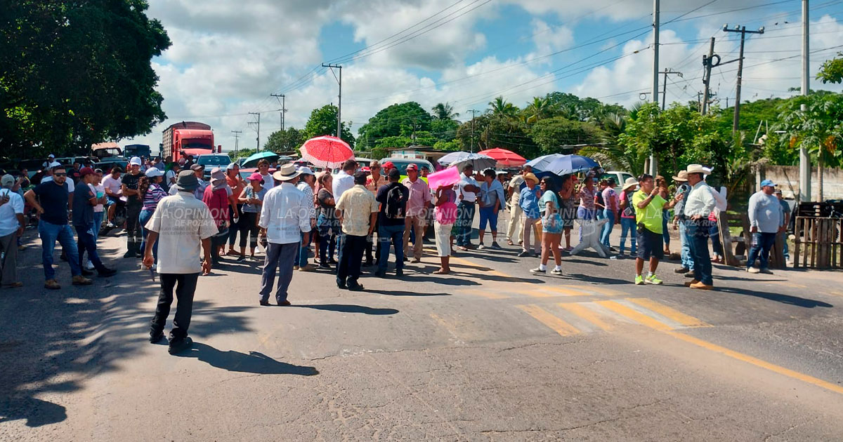 Bloquean carretera federal 180 a la altura de Los Robles