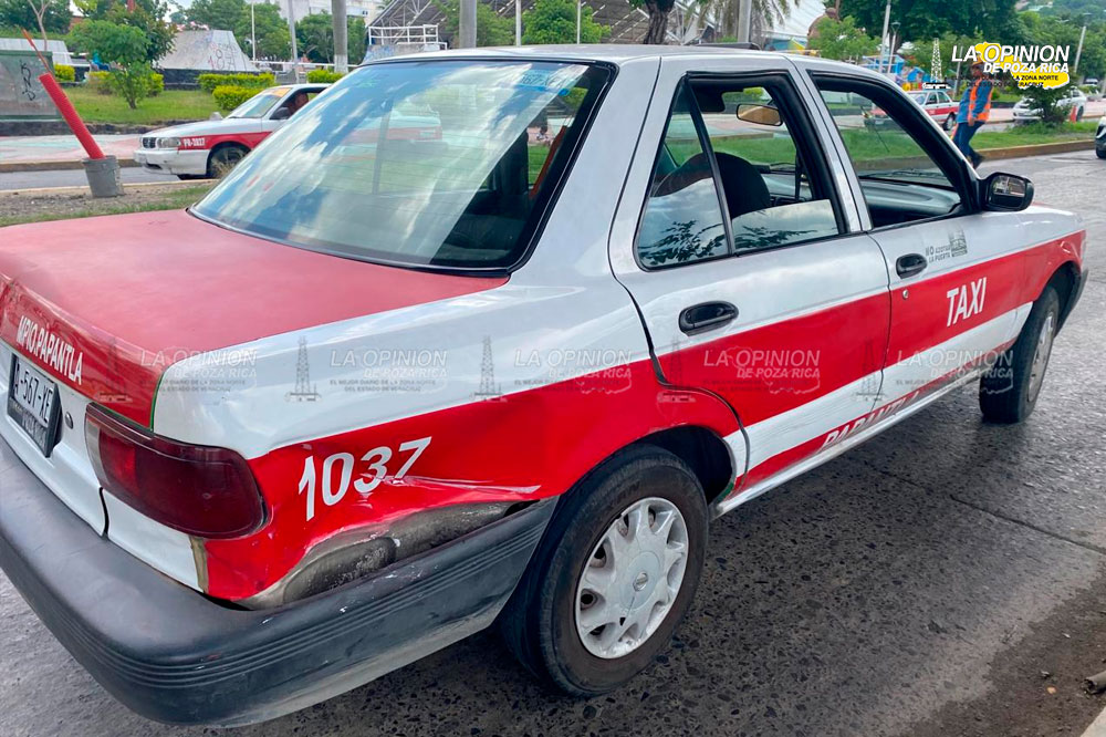 Chocan taxis frente a la Plaza Cívica por querer ganar el paso