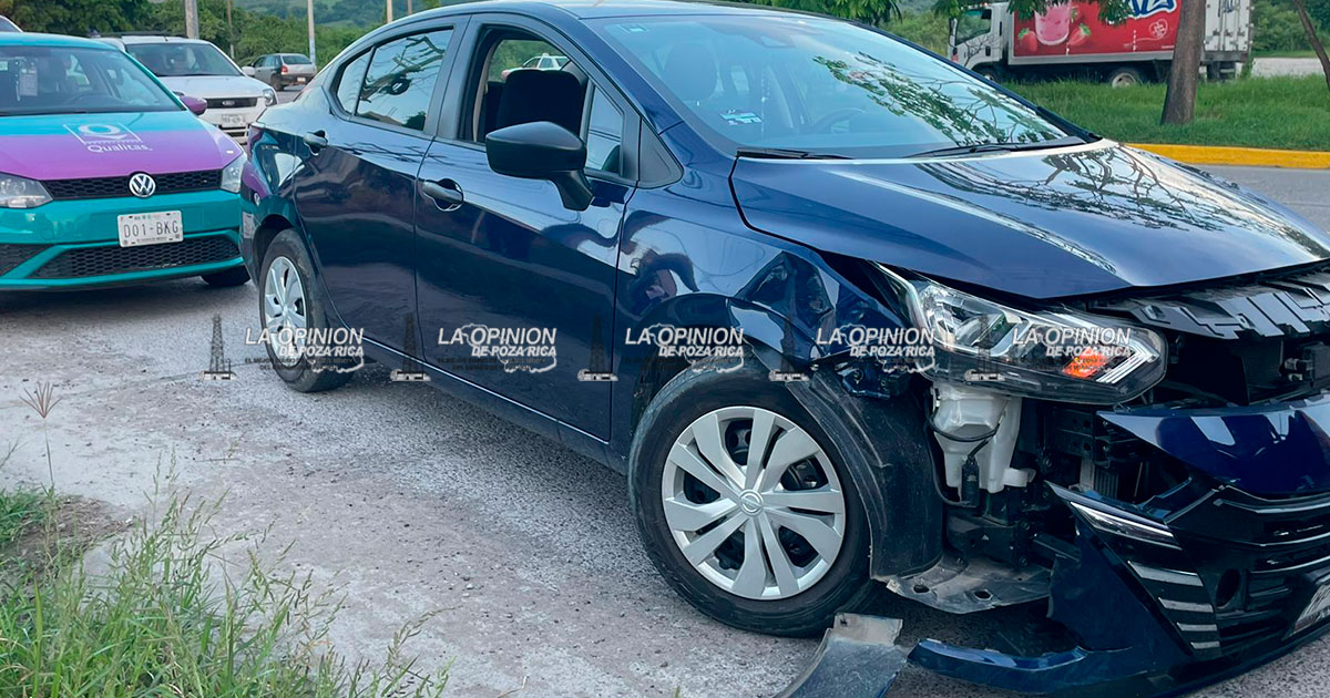 Versa embiste a un Aveo al entrar sin precaución al bulevar