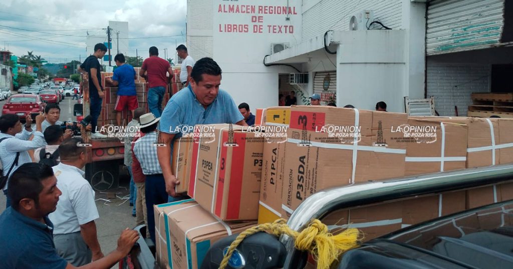 Entregan los libros de texto a las autoridades educativas