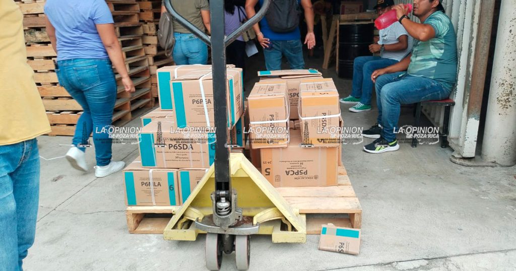 Entregan los libros de texto a las autoridades educativas