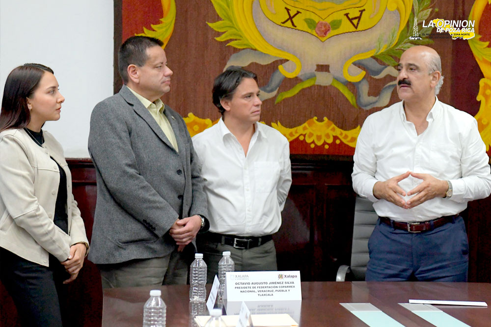 Ahued recibe a empresarios