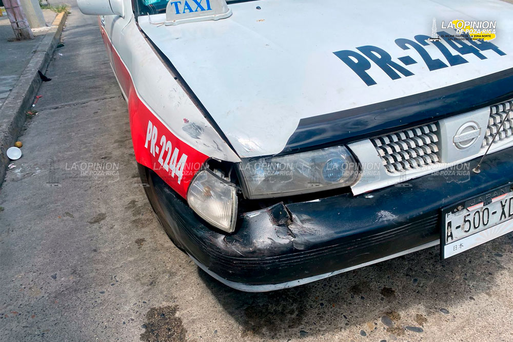 ¡Por ganar el paso! Aveo choca taxi