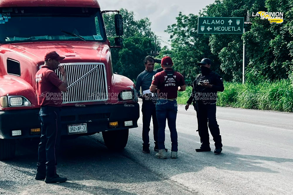 Camionero deja serie de destrozos