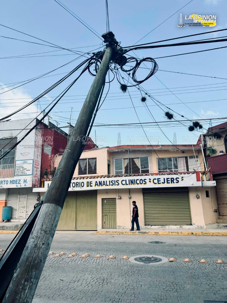 Camionero deja serie de destrozos