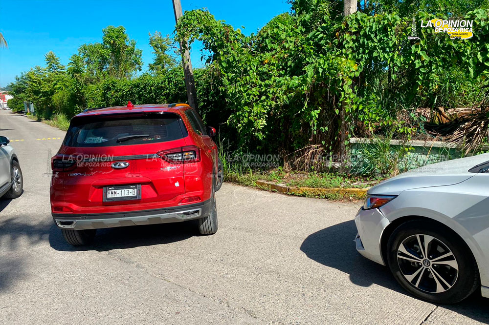 Choca, se da a la fuga, es perseguida y alcanzada