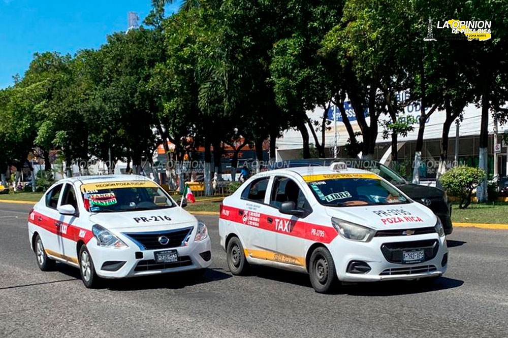 ¡El colmo! chocan taxis por ganarse el pasaje
