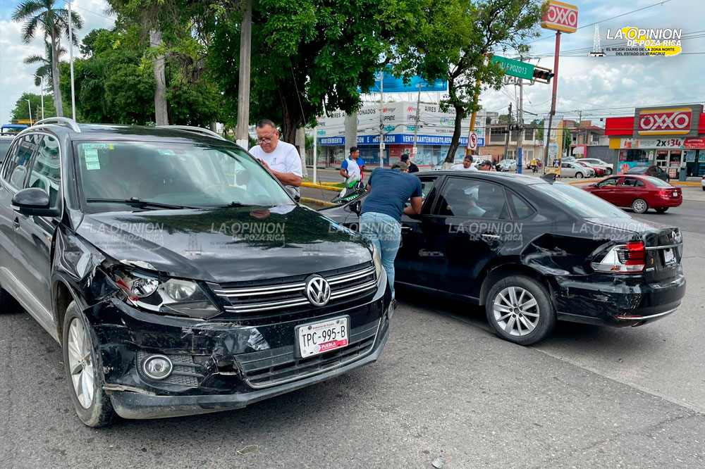 Dos Volkswagen colisionan en el bulevar Ruiz Cortines