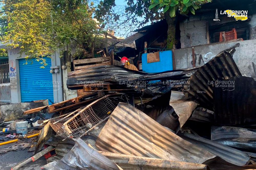 ¡Incendio arrasa vivienda!