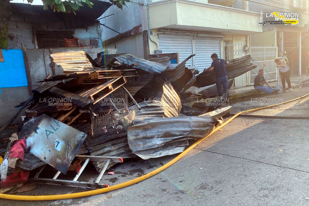 ¡Incendio arrasa vivienda!