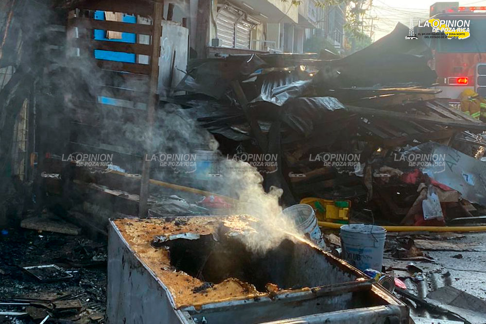 ¡Incendio arrasa vivienda!