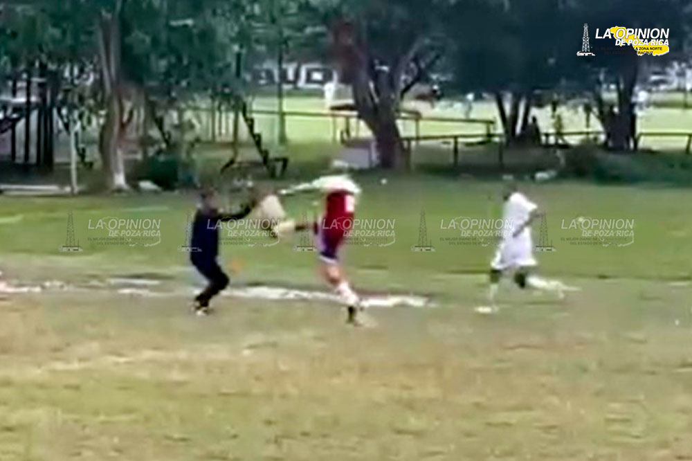 Le rompen costillas en jugada de futbol