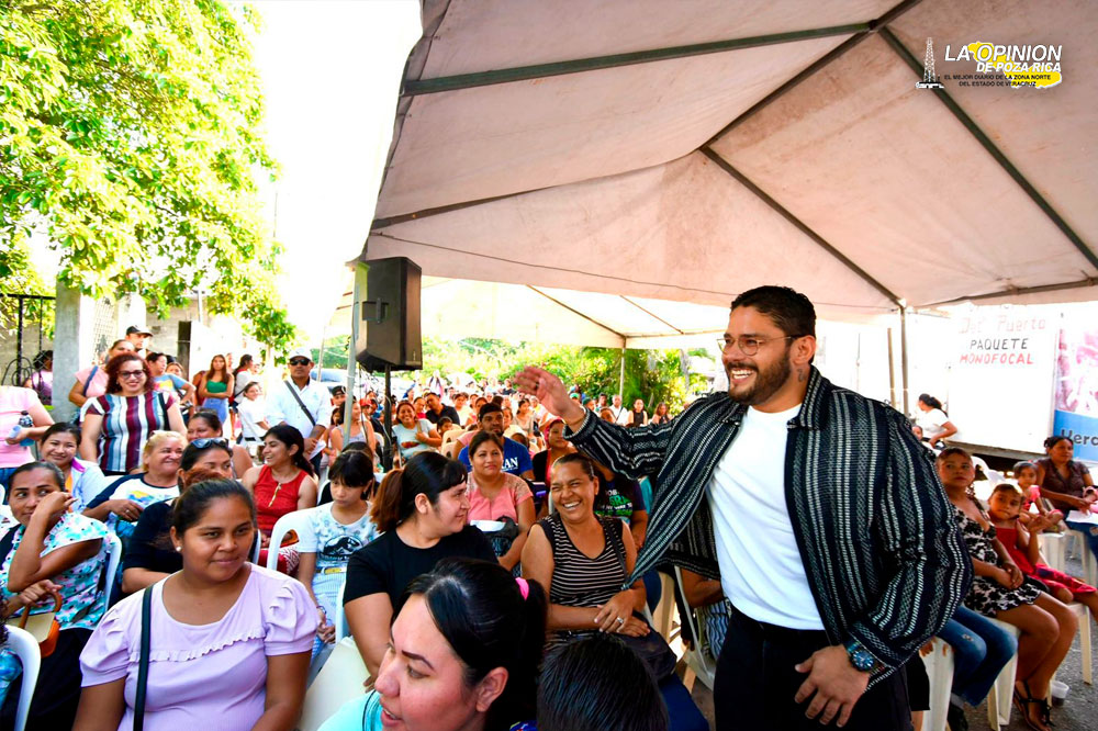 Empresario entrega lista de útiles escolares gratuita en Medellín de Bravo