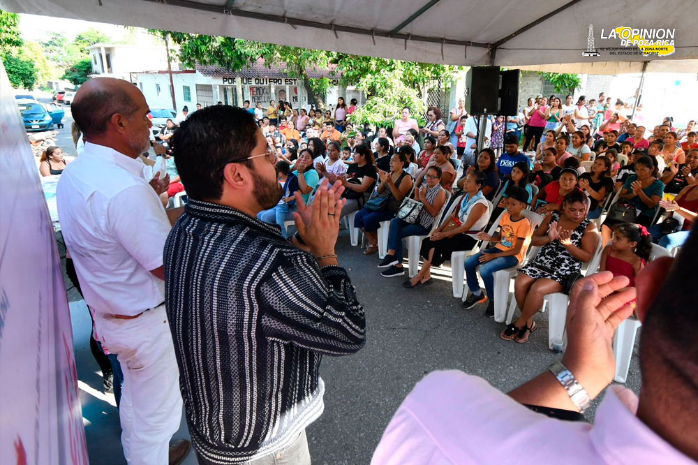 Empresario entrega lista de útiles escolares gratuita en Medellín de Bravo