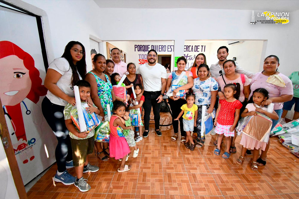 Empresario entrega lista de útiles escolares gratuita en Medellín de Bravo