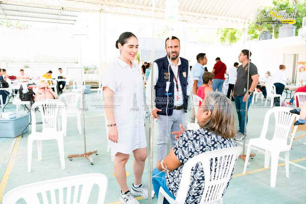 Les llevan servicios de salud gratuitos hasta su colonia