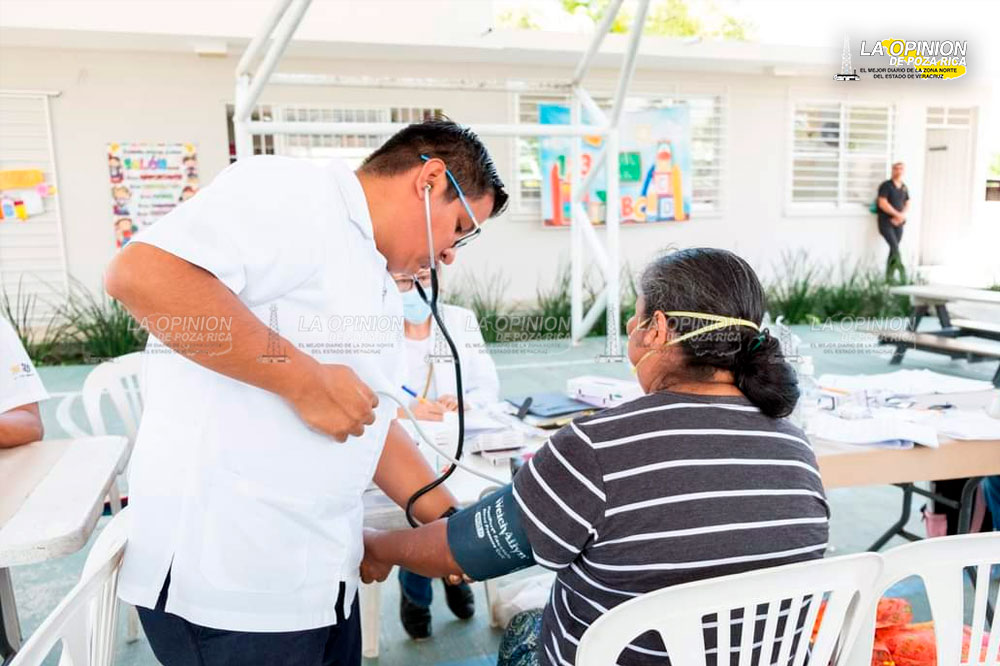 Les llevan servicios de salud gratuitos hasta su colonia