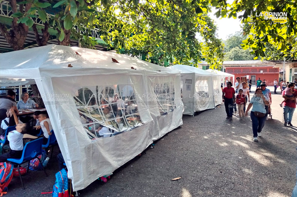 Toman clases bajo una carpa