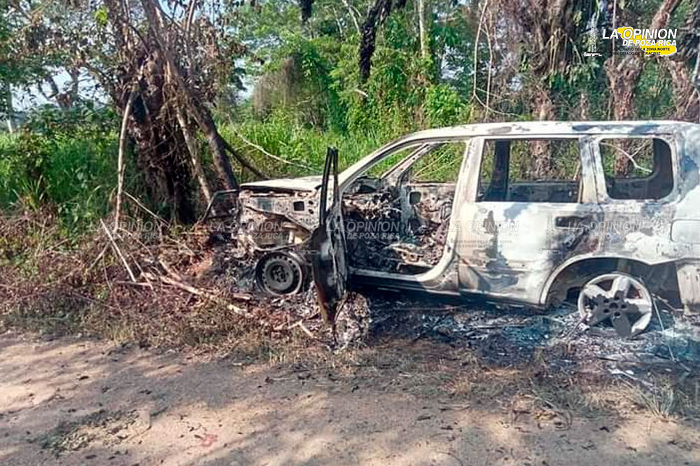 Hallan mujer calcinada en camioneta