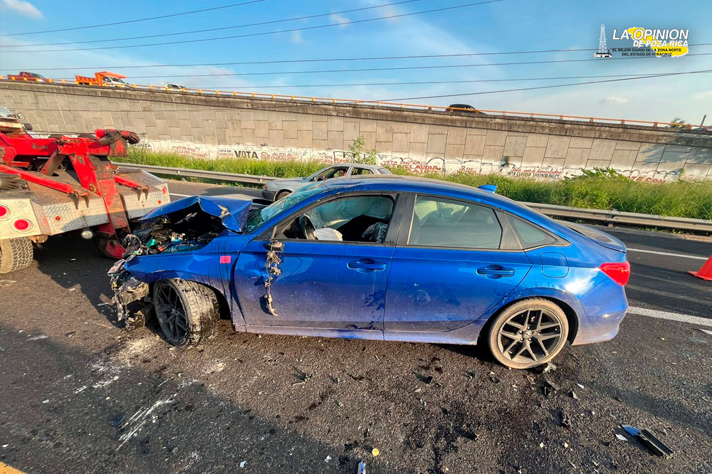 ¡Acabó con las llantas mirando al cielo!