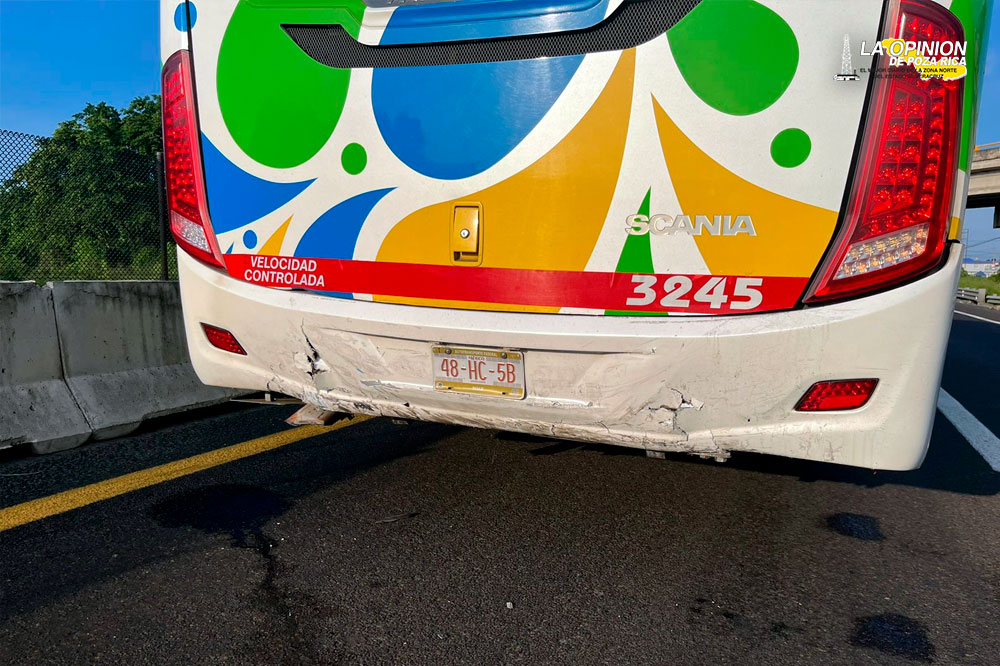 ¡Acabó con las llantas mirando al cielo!