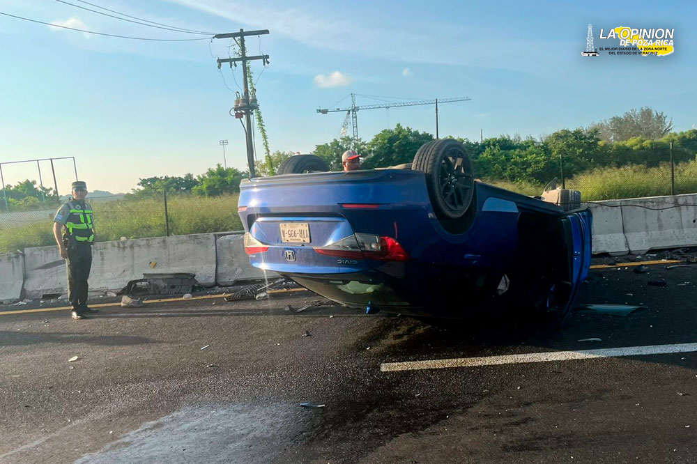 ¡Acabó con las llantas mirando al cielo!