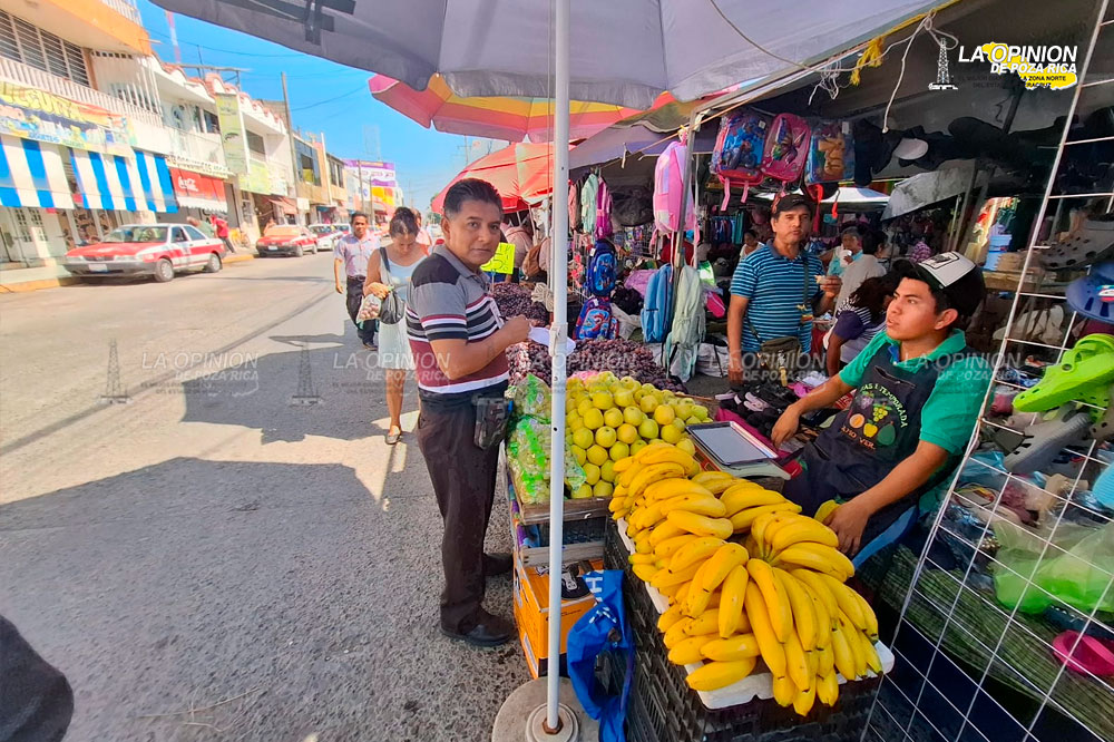 Peatones en riesgo por invasión de calles