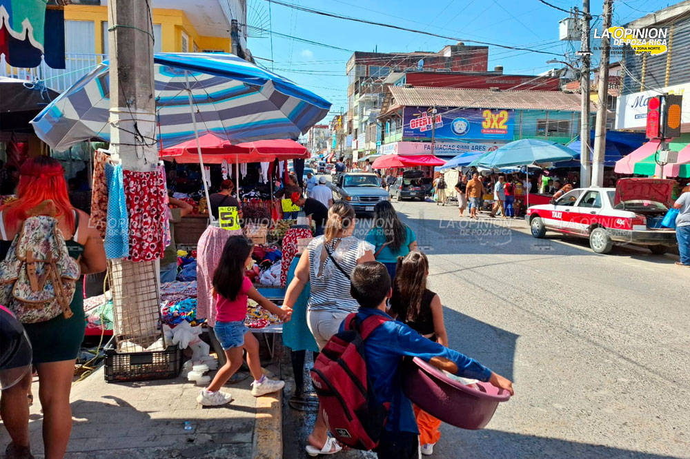 Peatones en riesgo por invasión de calles