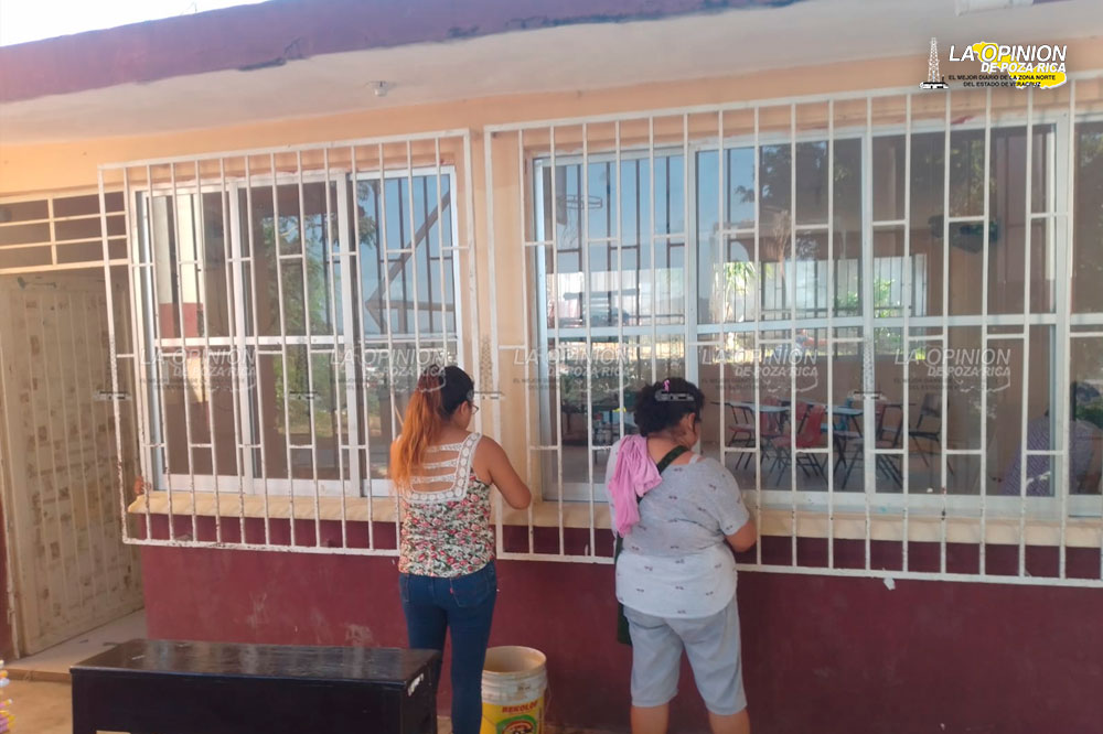 Realizan faena padres de familia en la primaria Sor Juana Inés de la Cruz