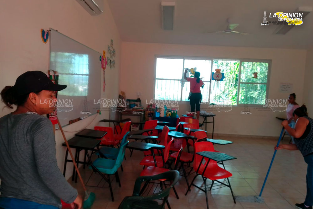 Realizan faena padres de familia en la primaria Sor Juana Inés de la Cruz