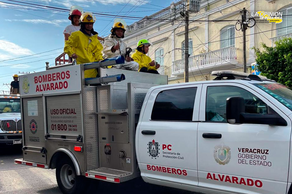 Recibe Bomberos y Protección Civil de Alvarado reconocimientos por parte de alcaldesa