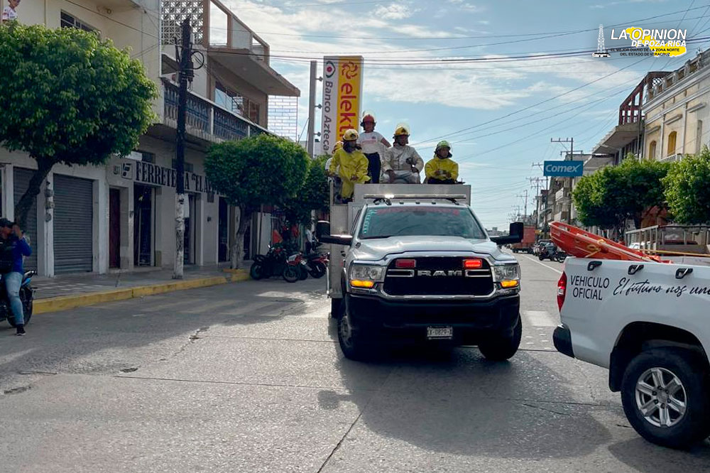 Recibe Bomberos y Protección Civil de Alvarado reconocimientos por parte de alcaldesa