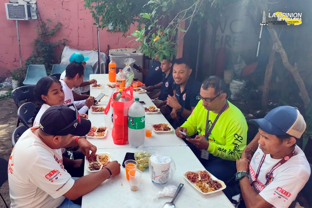Recibe Bomberos y Protección Civil de Alvarado reconocimientos por parte de alcaldesa