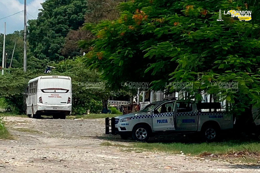 Sujetos con armas largas roban autos en Lindero