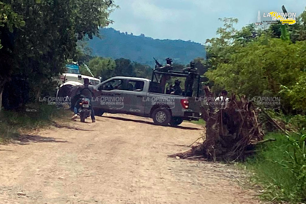 Sujetos con armas largas roban autos en Lindero