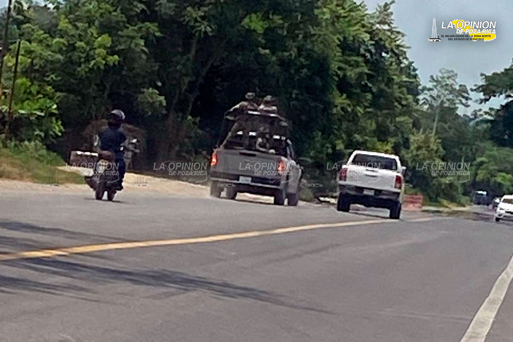 Sujetos con armas largas roban autos en Lindero