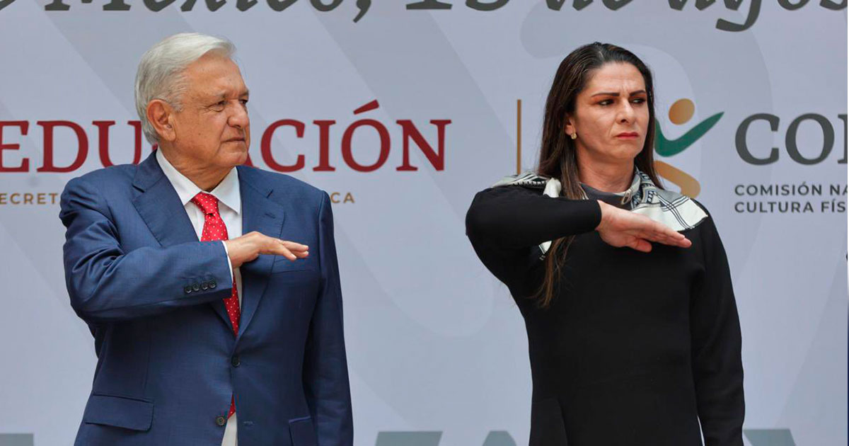 AMLO aplaude a Ana Gabriela Guevara frente a la CONADE