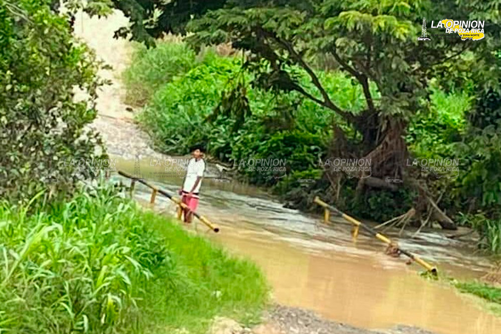 Se desbordan arroyos y bloquean caminos