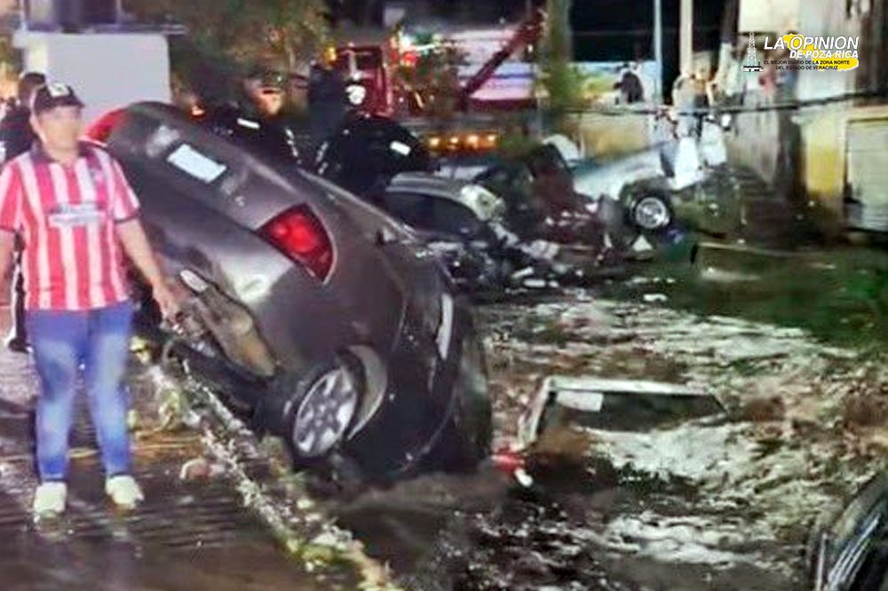 Desbordamiento de río en Tejupilco arrastra 18 vehículos entre lodo y basura