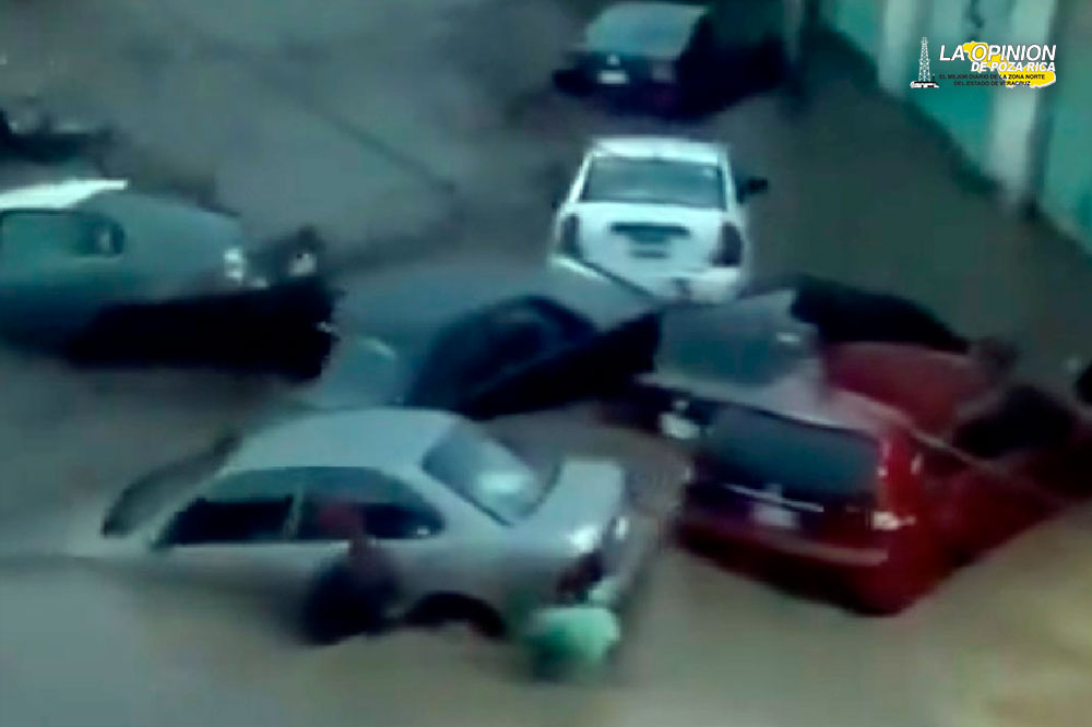 Desbordamiento de río en Tejupilco arrastra 18 vehículos entre lodo y basura