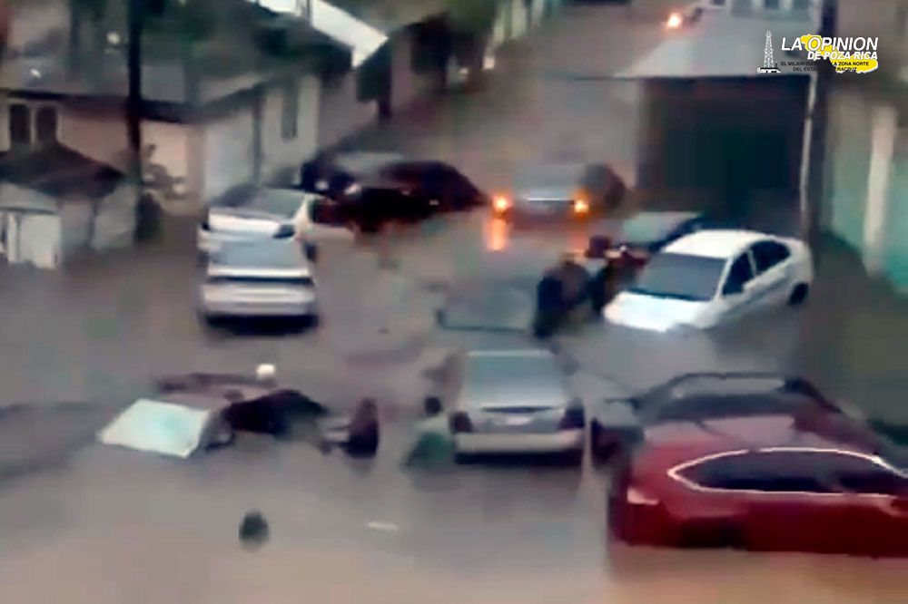 Desbordamiento de río en Tejupilco arrastra 18 vehículos entre lodo y basura