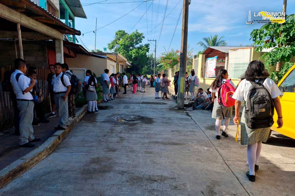 Toman instalaciones de telesecundaria