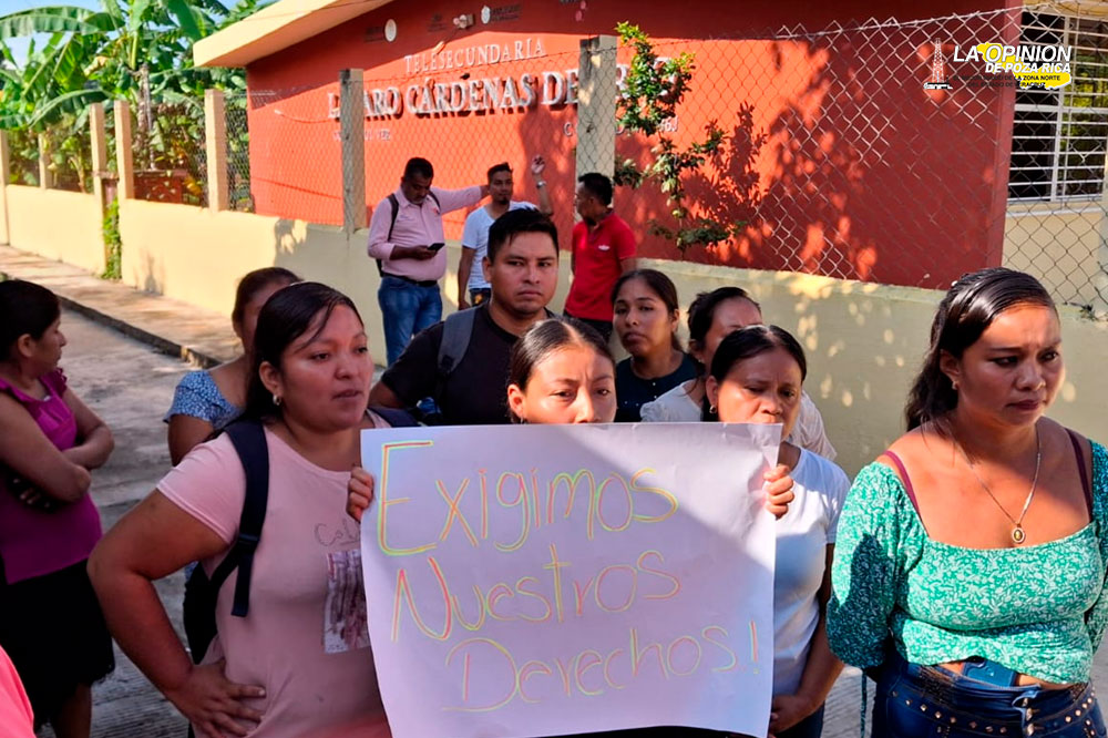 Toman instalaciones de telesecundaria