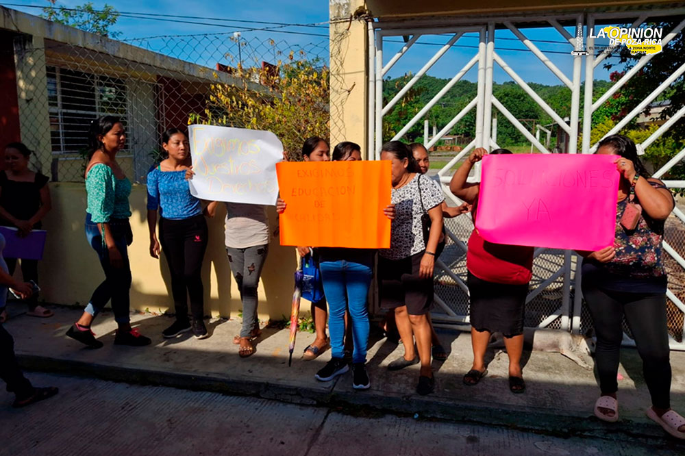 Toman instalaciones de telesecundaria